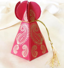 Load image into Gallery viewer, Paisley Print Prism Favour Box with Gold Twine 10pk